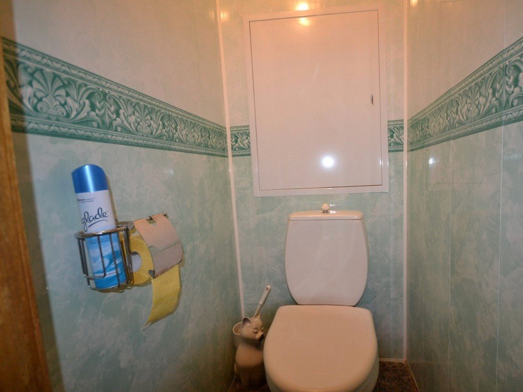 Установка пластиковых панелей в туалете своими руками на стену