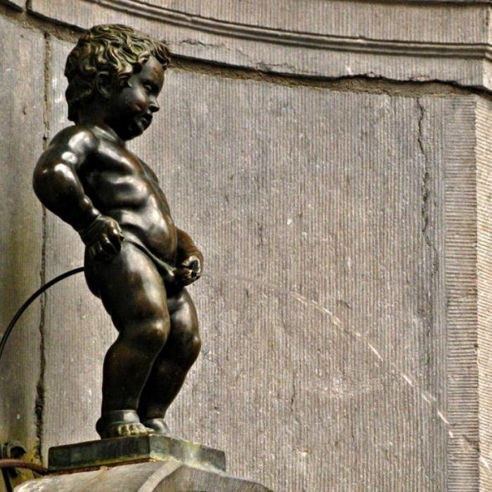 Писает мимо горшка. Manneken Pis / Маннекен Пис. Писающий мальчик памятник. Писающие скульптуры. Человек пишет.