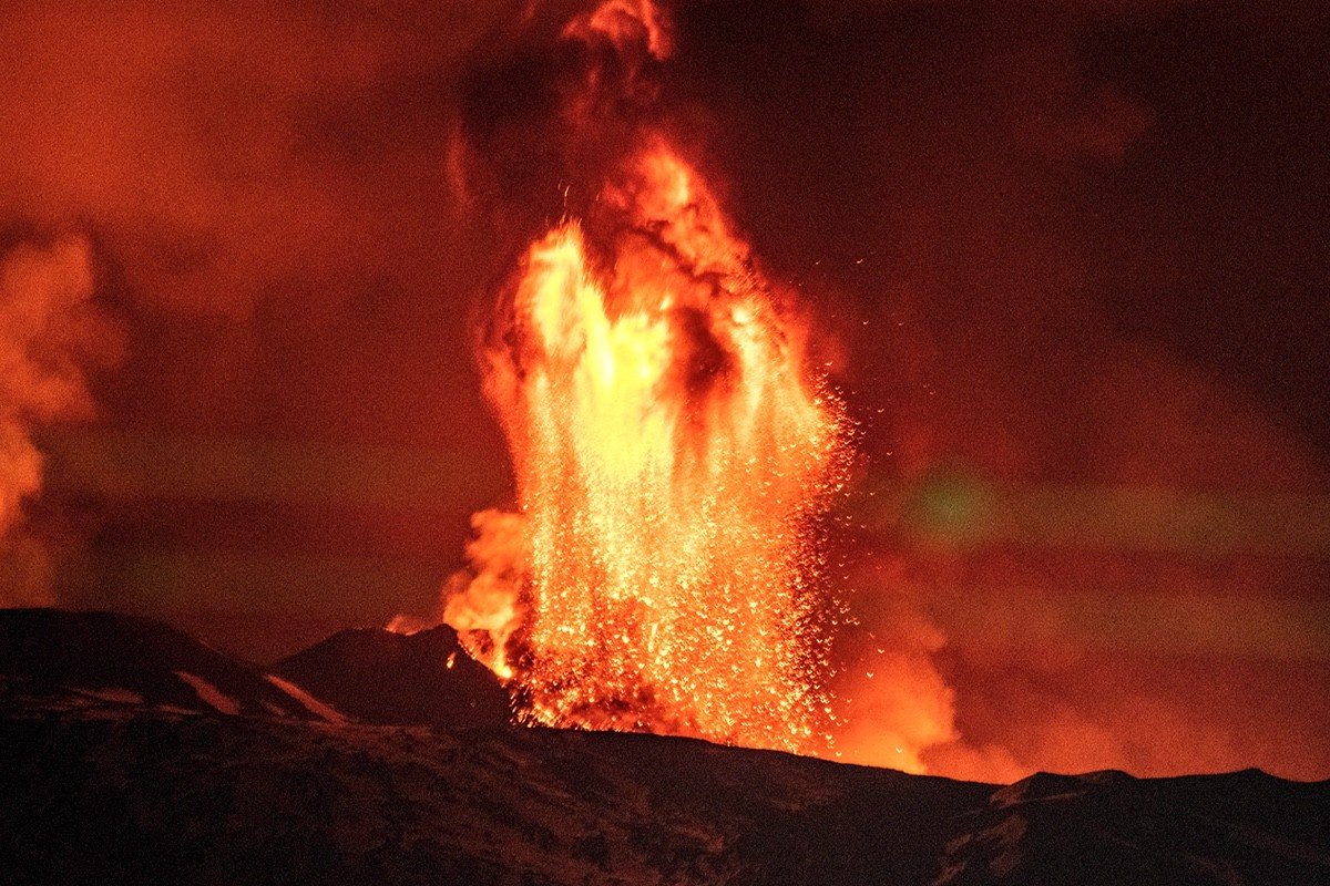 Извергающийся вулкан лава