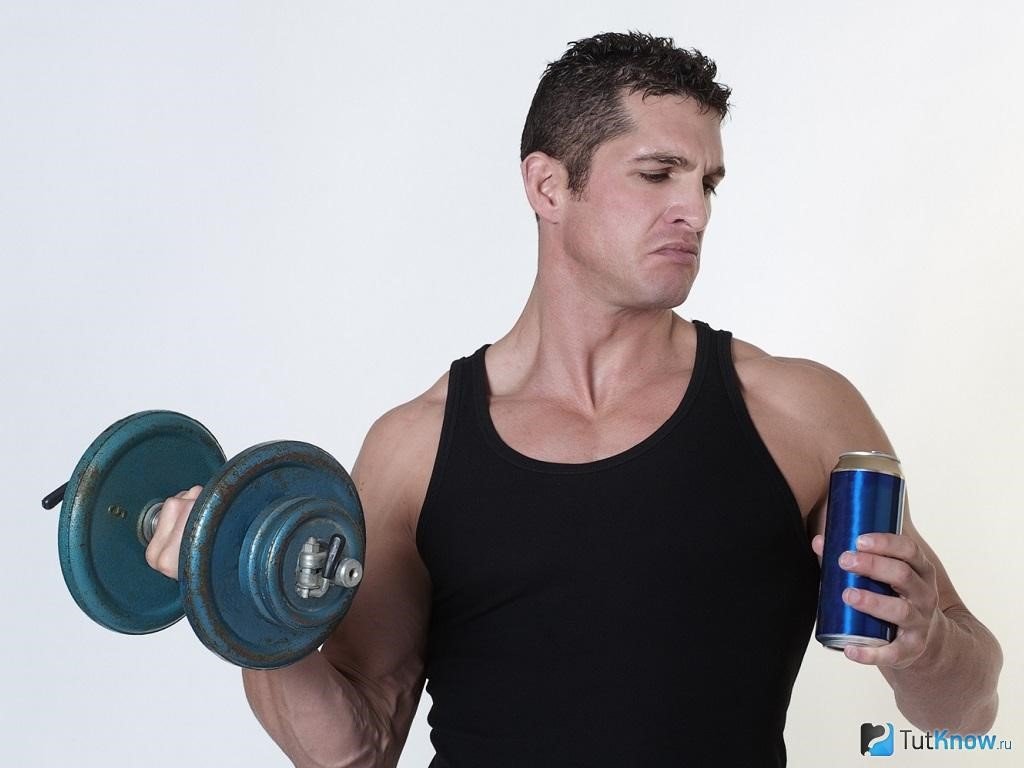 пивной качок. алкоголь и спорт. спортсмен с пивом. после занятий спортом. можно ли пить если занимаешься спортом.