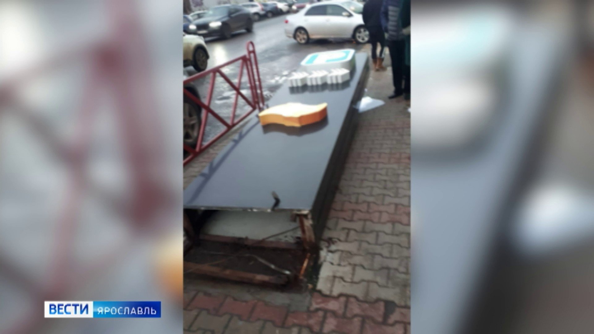 ребенок упал с кровати на кафельный пол