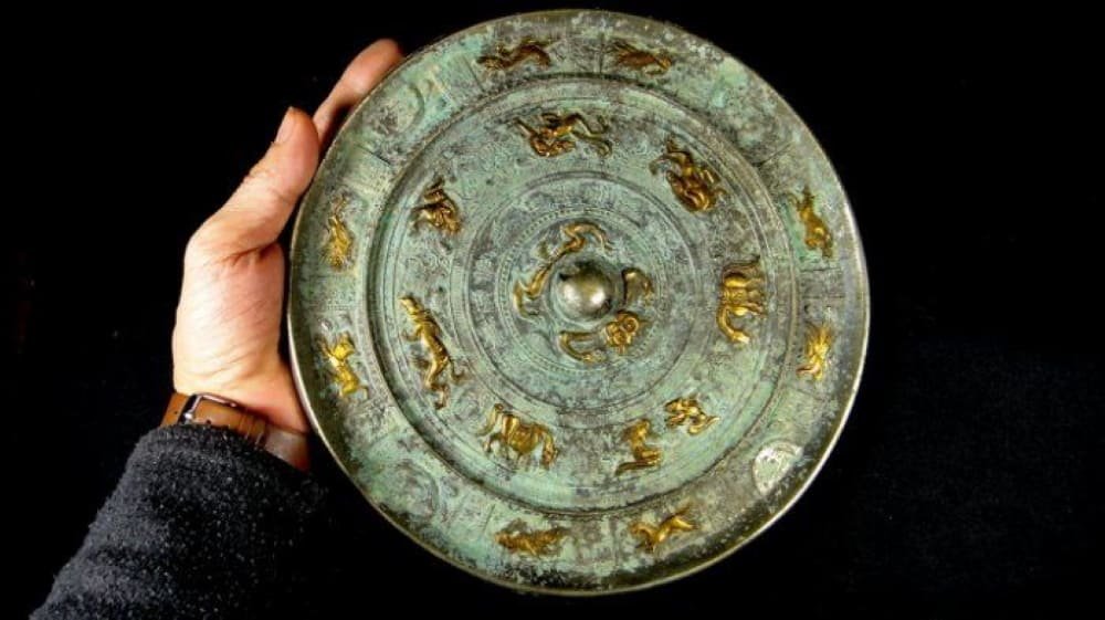 Загадочные вещи. Бронзовые зеркала древнего Китая. Китайские зеркала артефакт. Бронзовые зеркала эпохи Чжоу. Артефакты древнего Китая.