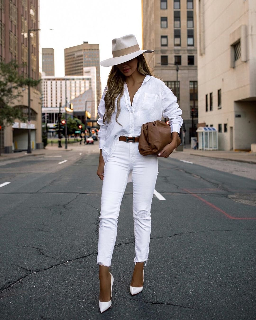 Образ в белых джинсах