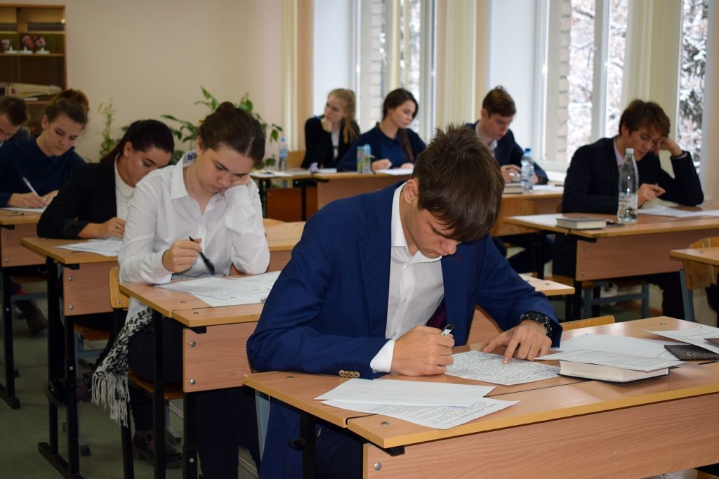Экзамены 11 класс россия. Школьники 11 класс. Ученики 11 классов. Русские школы. Школьники 11 класс ЕГЭ.