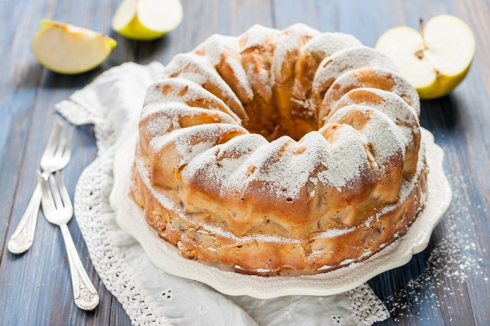 Вкусная выпечка с яблоками рецепты. Шарлот яблочный. Творожная шарлотка. Шарлотка с творогом и яблоками. Творожная шарлотка с яблоками.