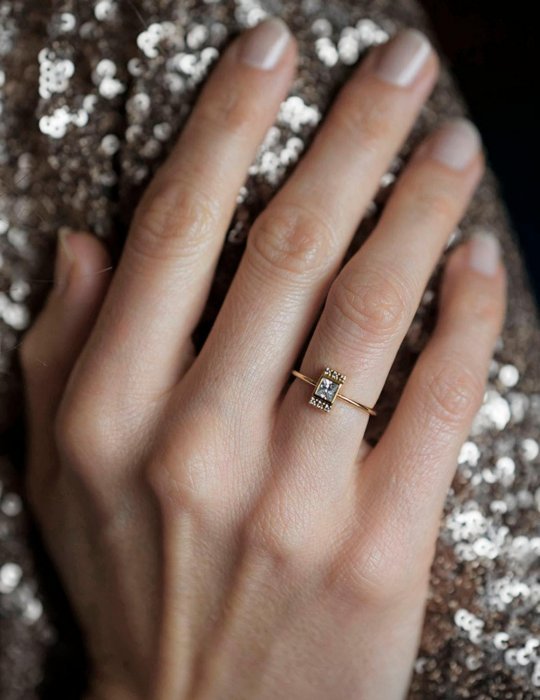 Кольцо для помолвки на руке