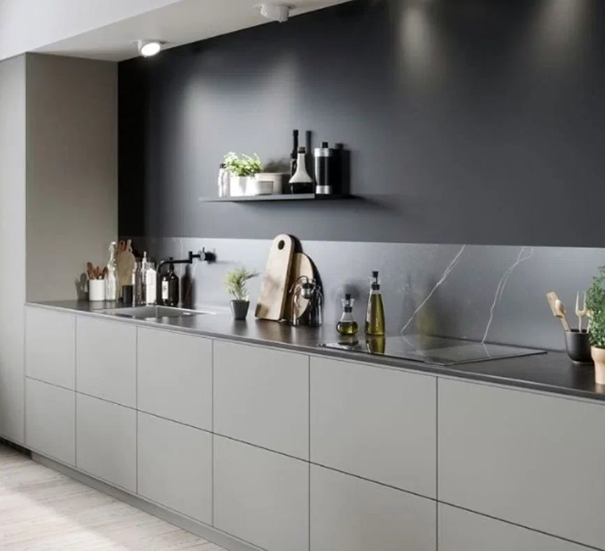 Кухня в частном доме без верхних шкафов