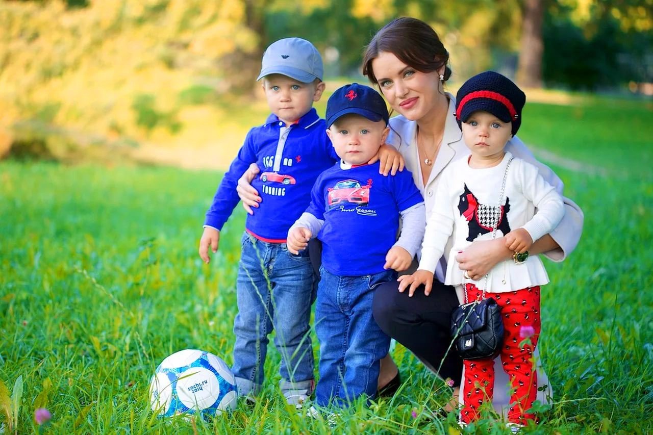 Красивая женщина с тремя мальчиками детьми