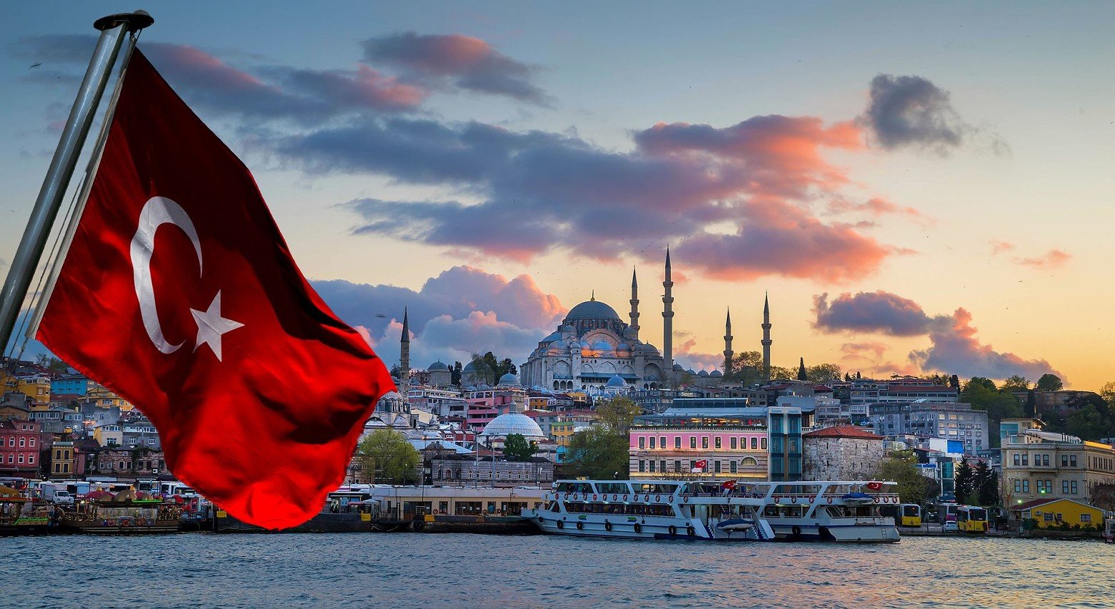 Турецкий флаг в Стамбуле