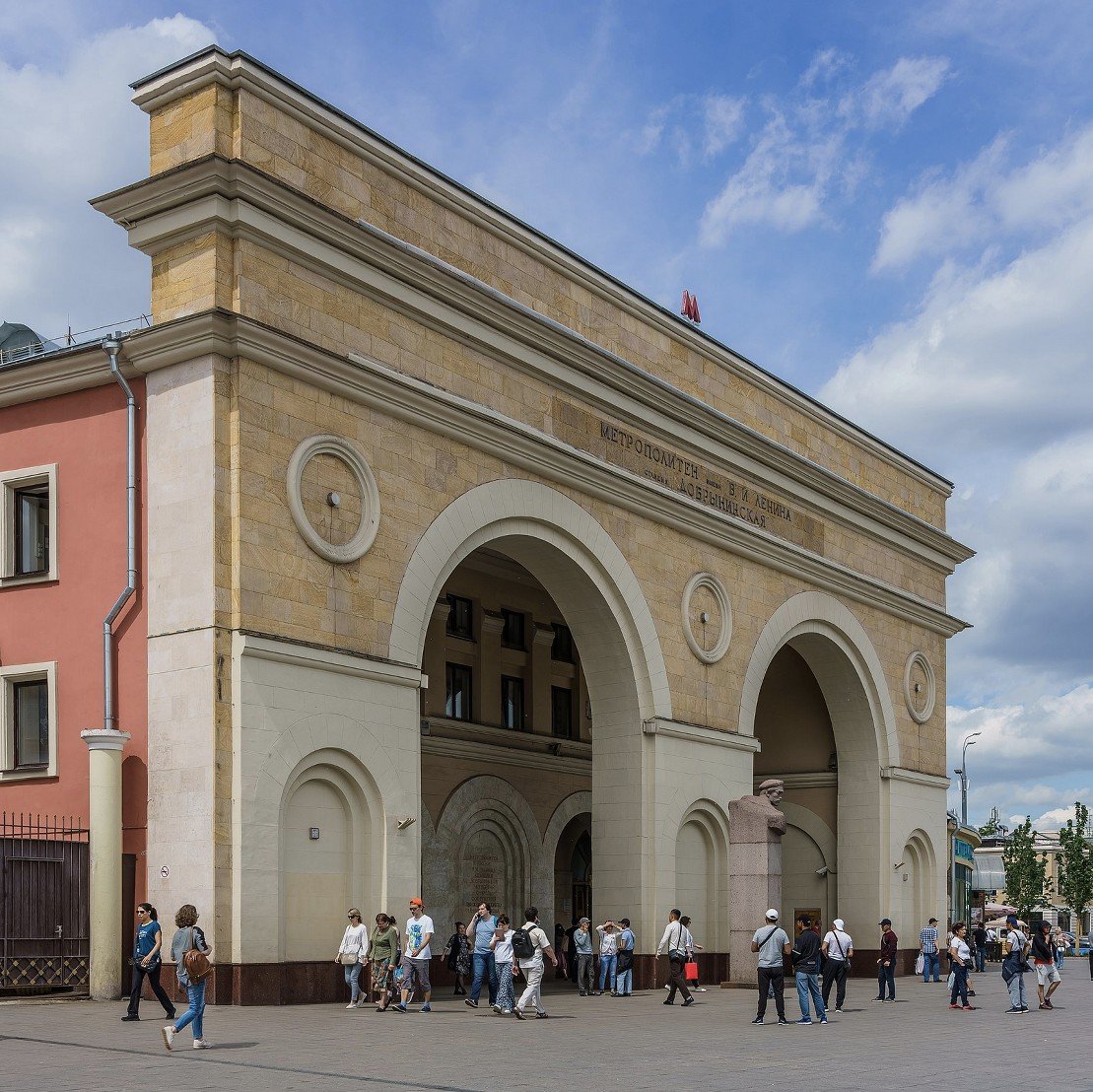 Москва метро добрынинская