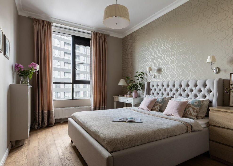 Фото спальни в современном стиле в доме в светлых тонах