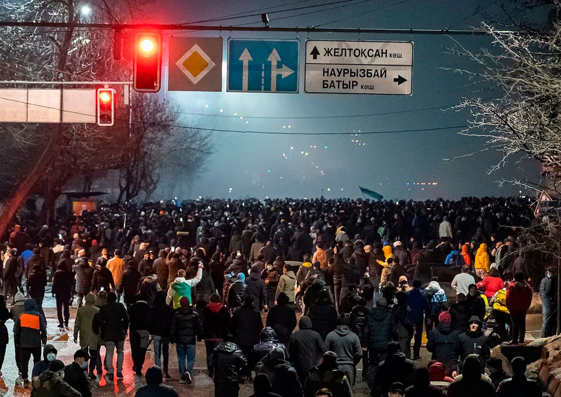 Протесты и чрезвычайное положение в казахстане. Протесты в Казахстане Алматы. Казахстан митинги 2022. Митинг в Казахстане январь 2022. Алматы протесты январь 2022.