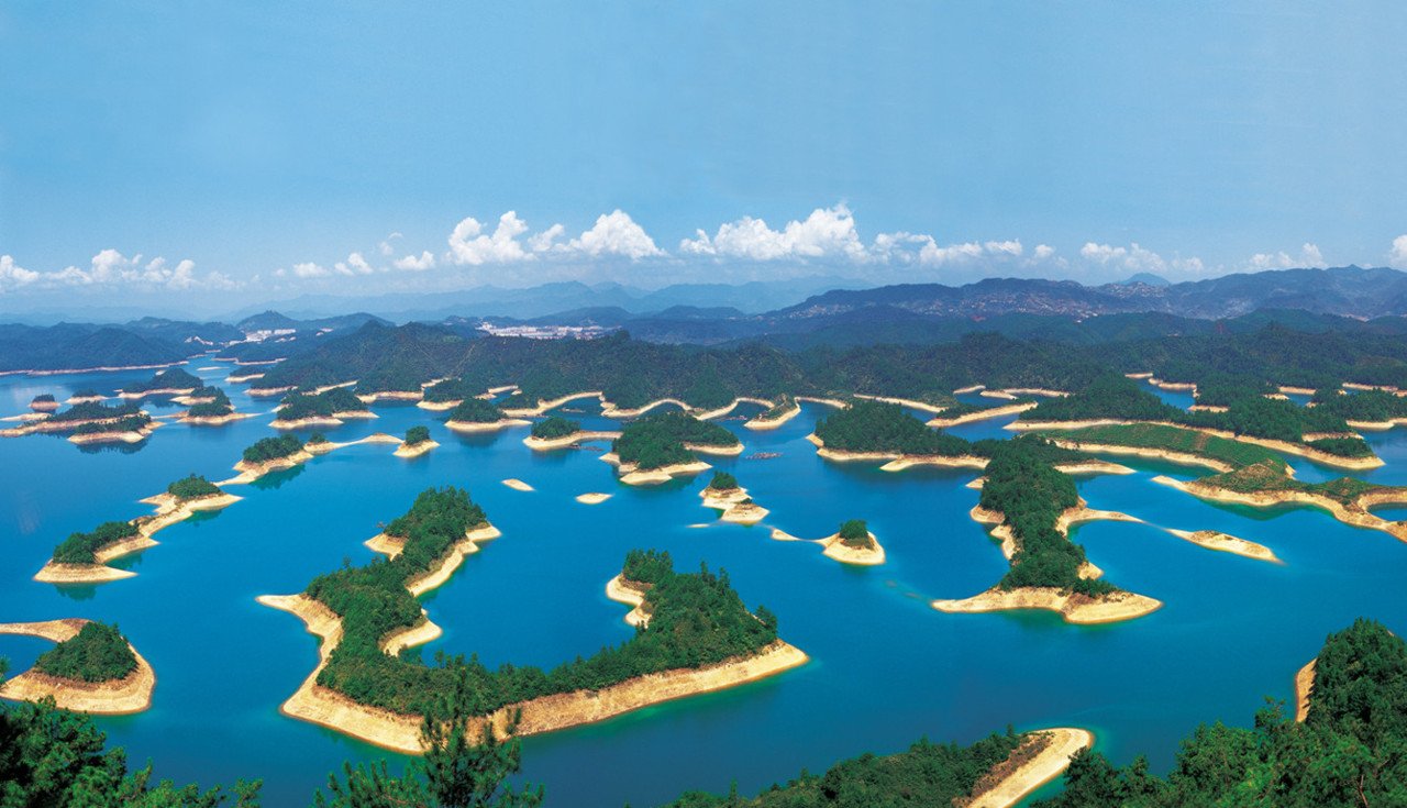 Озеро Цяньдаоху в Китае