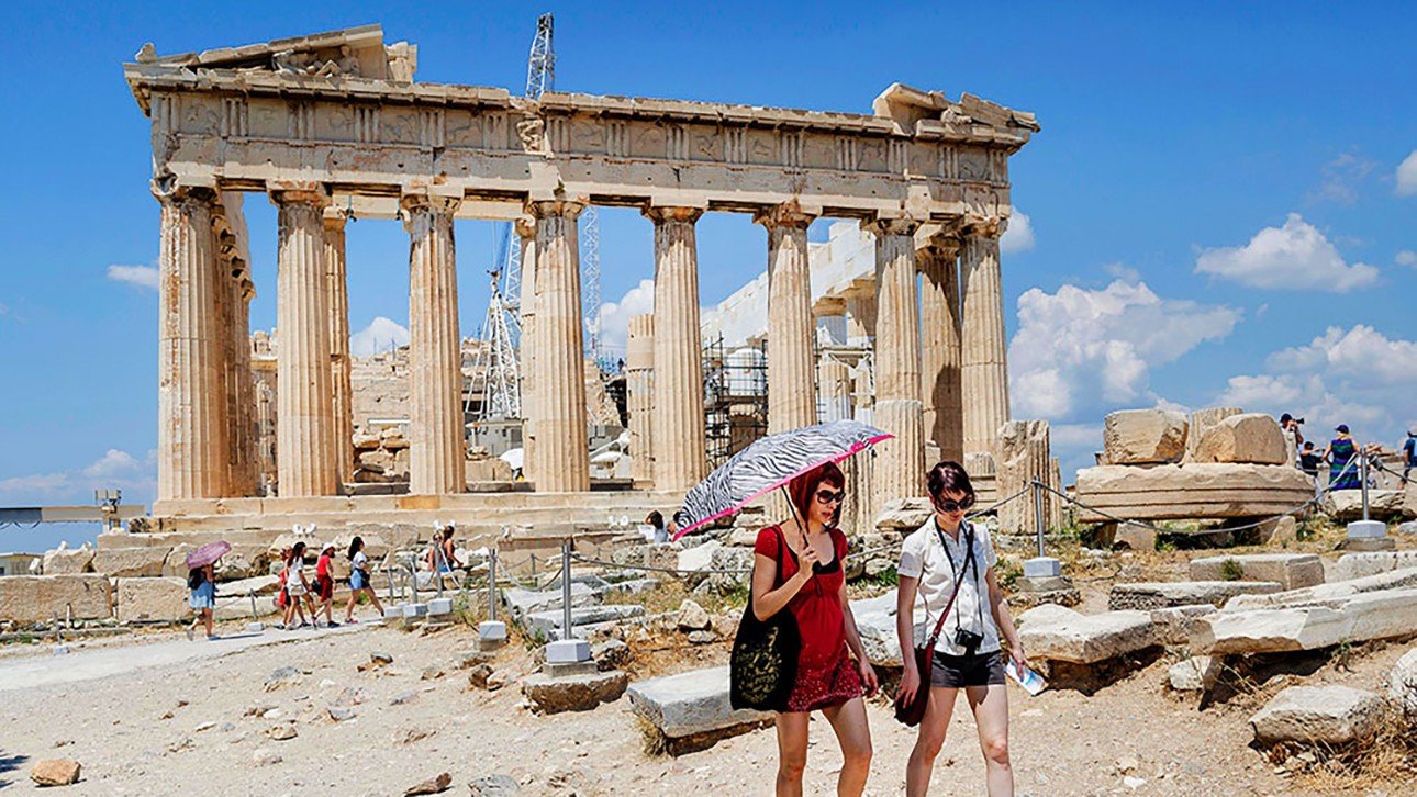 Долгов греции. Парфенон туристы. Греция Акрополь в апреле. Туристы в Греции. Греция туризм.