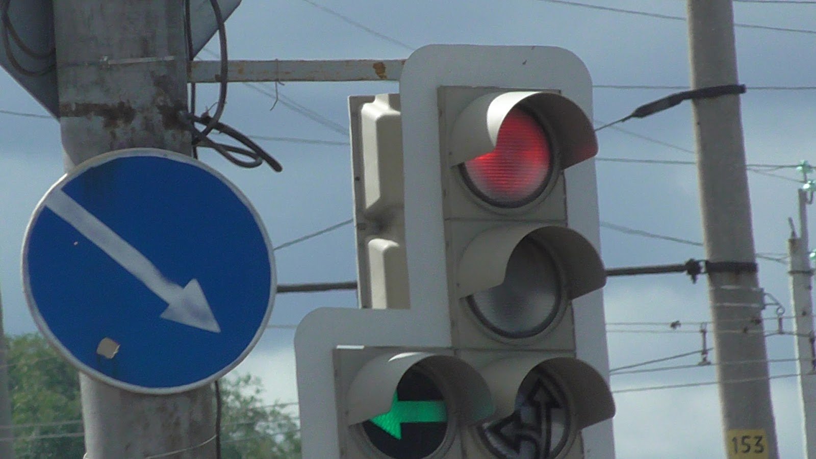 Светофор стрелка налево. Светофор с дополнительной секцией правила проезда. Можно ли с левой полосы ехать прямо на перекрестке. Светофор с доп секцией правила проезда. Старый светофор.