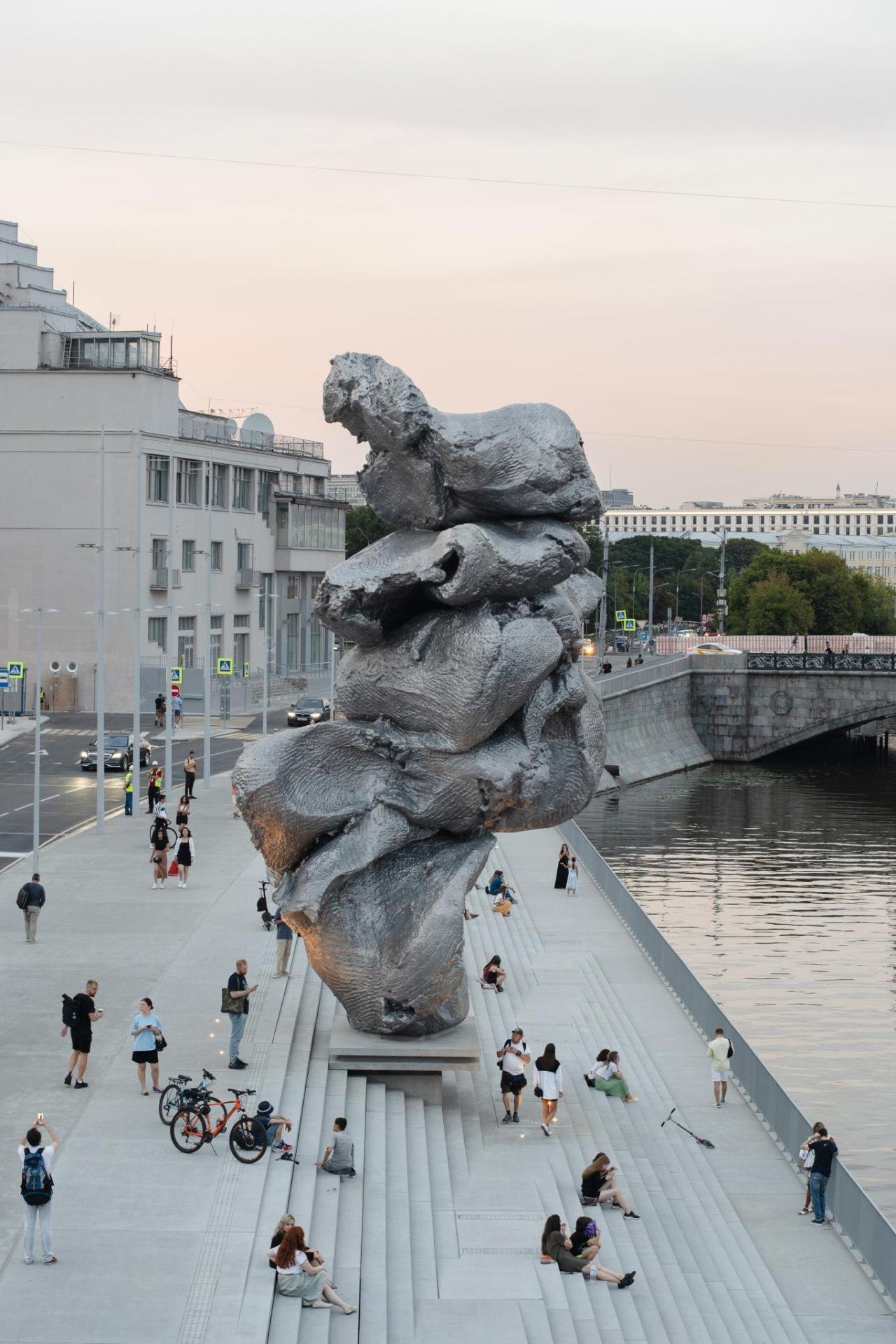 Скульптура в москве. Урс Фишер памятник в Москве. Скульптура на Болотной набережной Урса Фишера. Урс Фишер памятник на Болотной набережной. Урс Фишер ГЭС 2.