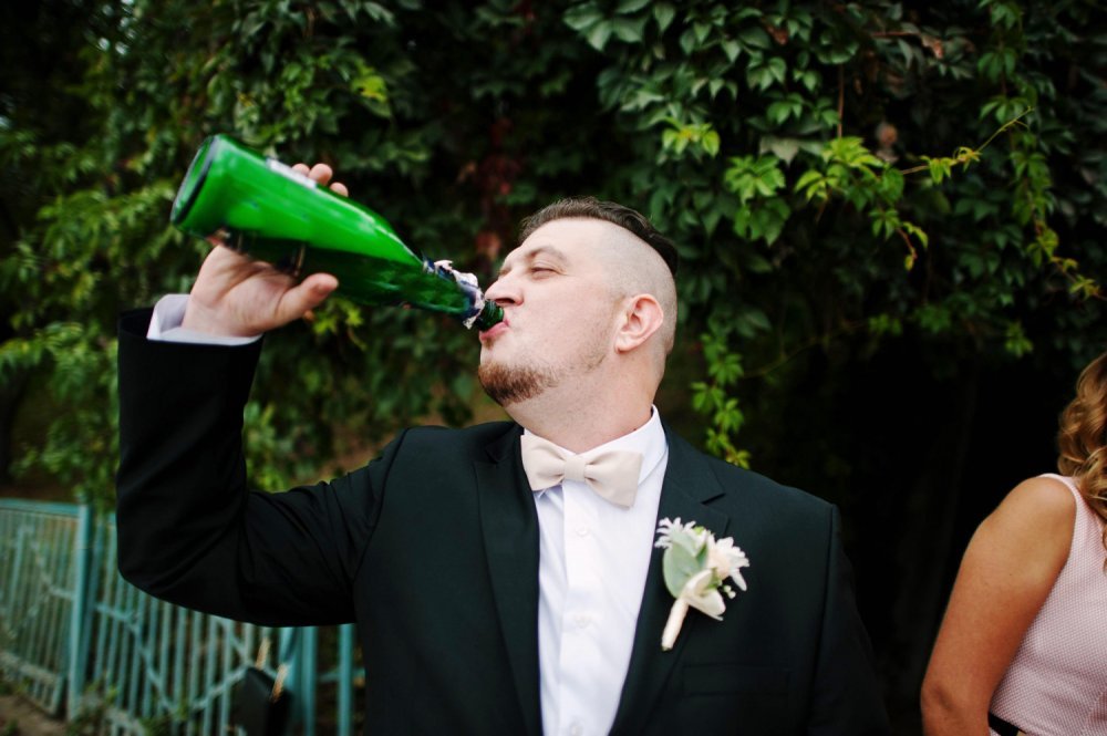 Свидетель на свадьбе. Трогательные свадебные фото. Гости на свадьбе. Свидетель на свадьбе. Жених на свадьбе.