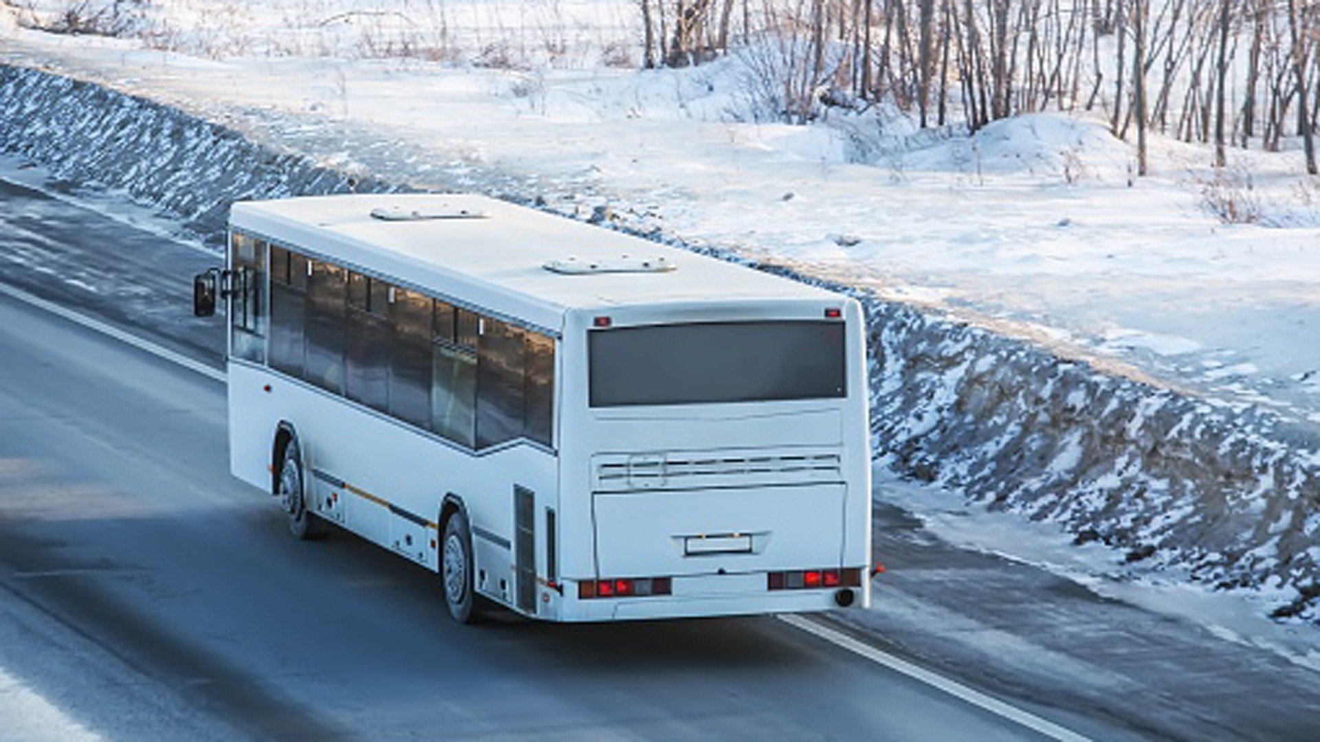 Автобусы зим. Автобус зимой. Маршрутка зимой. Автобус на дороге зима. Автобус зим.