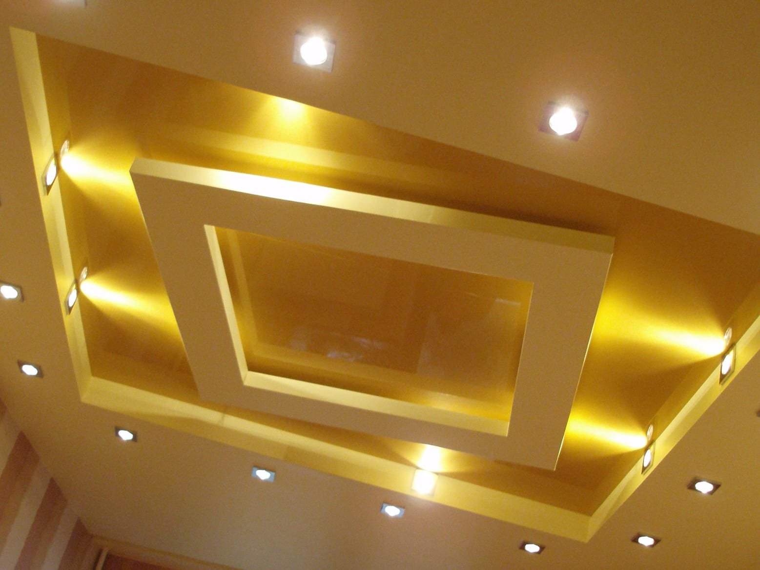 Золотой натяжной потолок в интерьере