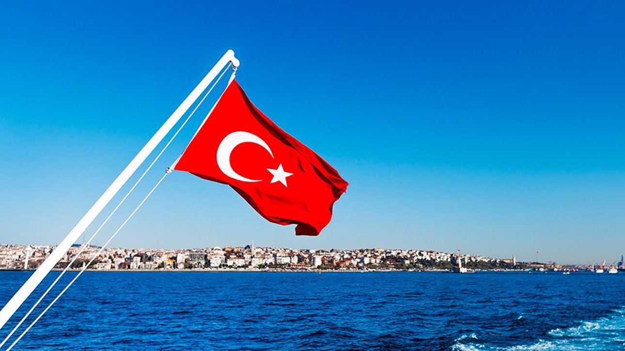 Турция россия стамбул. Флаг Турции Босфор. Турецкий флаг Анталия. Турция Стамбул флаг. Турецкий флаг Стамбул.