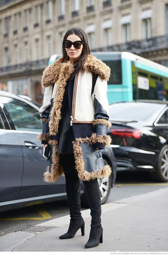 С чем носят дубленку женскую зимой. Street Style дубленка 2020. Дубленка уличная мода. Дублёнка Fashion Street 2020. Дубленки 2020 стиль зимние.