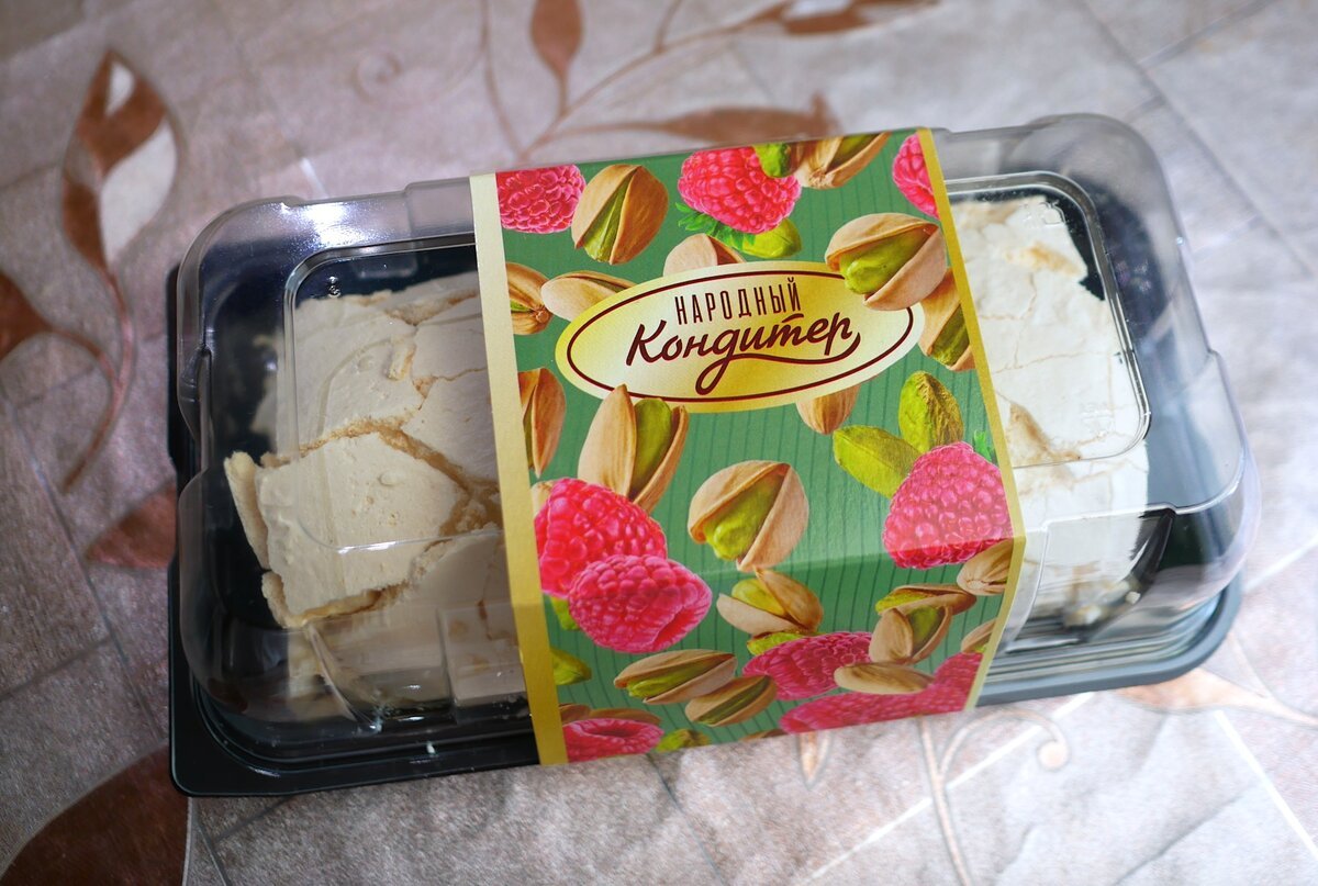 Ренат агзамов шоу кондитер. Меренговый рулет от палыча. Рулет с фисташками и малиной. Меренговый рулет. Меренговый рулет с ягодами.