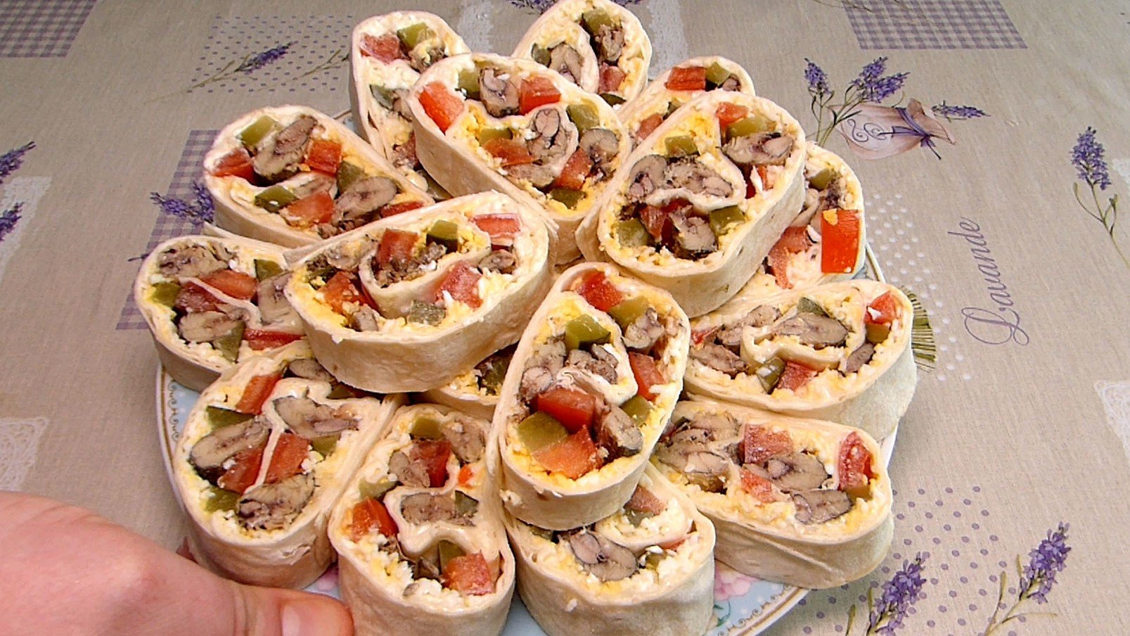 рулет из лаваша со шпротами и огурцом. лаваш со шпротами и плавленным сыром. рулетики со шпротами в лаваше. рулет со шпротами в лаваше. рулетики со шпротами.