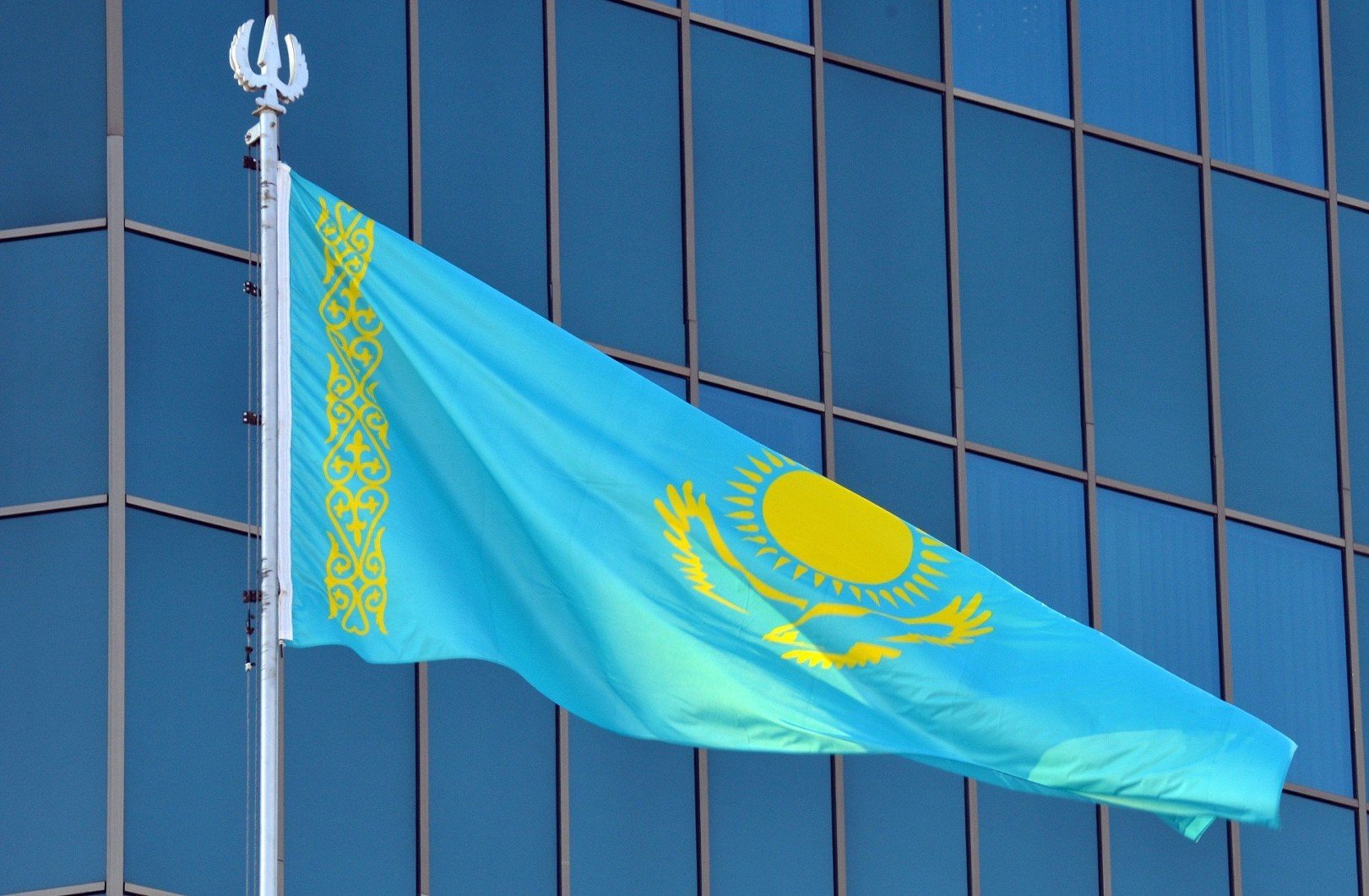 Токаев и флаг Казахстана