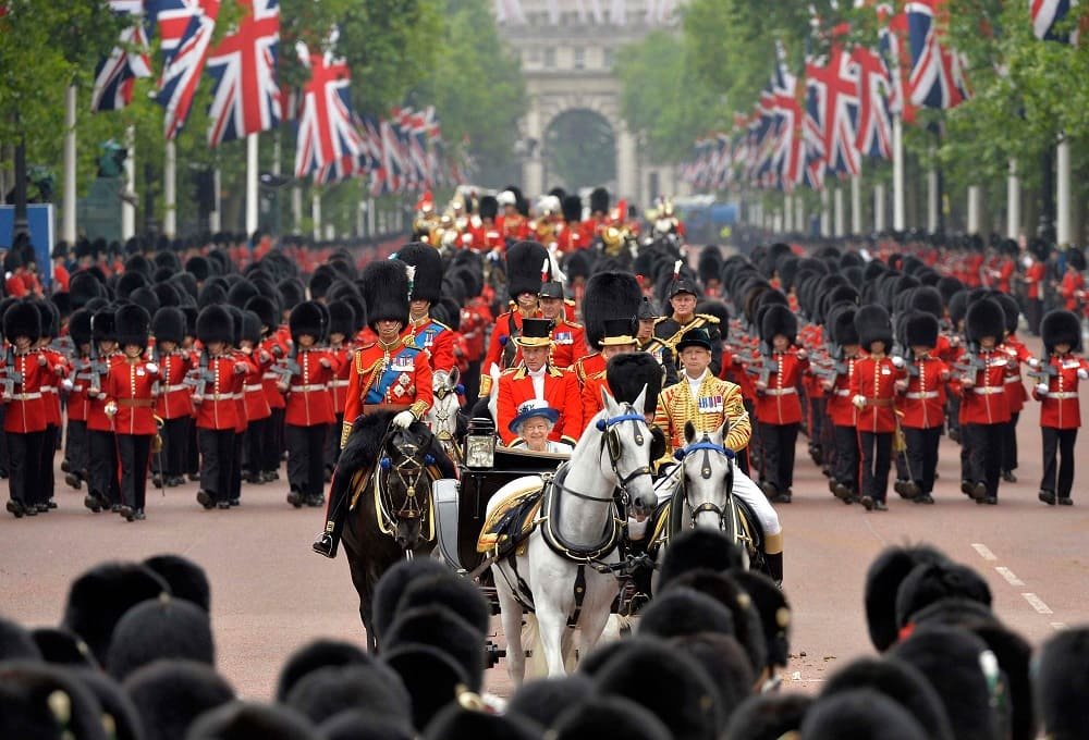 День королевы. Trooping the Colour Елизавета. День рождения королевы Елизаветы 2. The Trooping of the Colour в Великобритании. День рождения королевы Англии(официальный) – (2-я суббота июня).