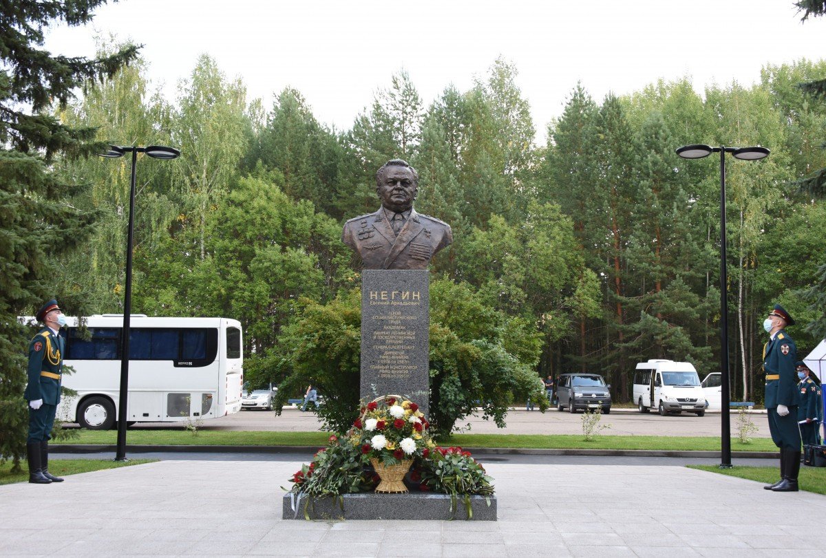 Памятник создателям советского атомного проекта