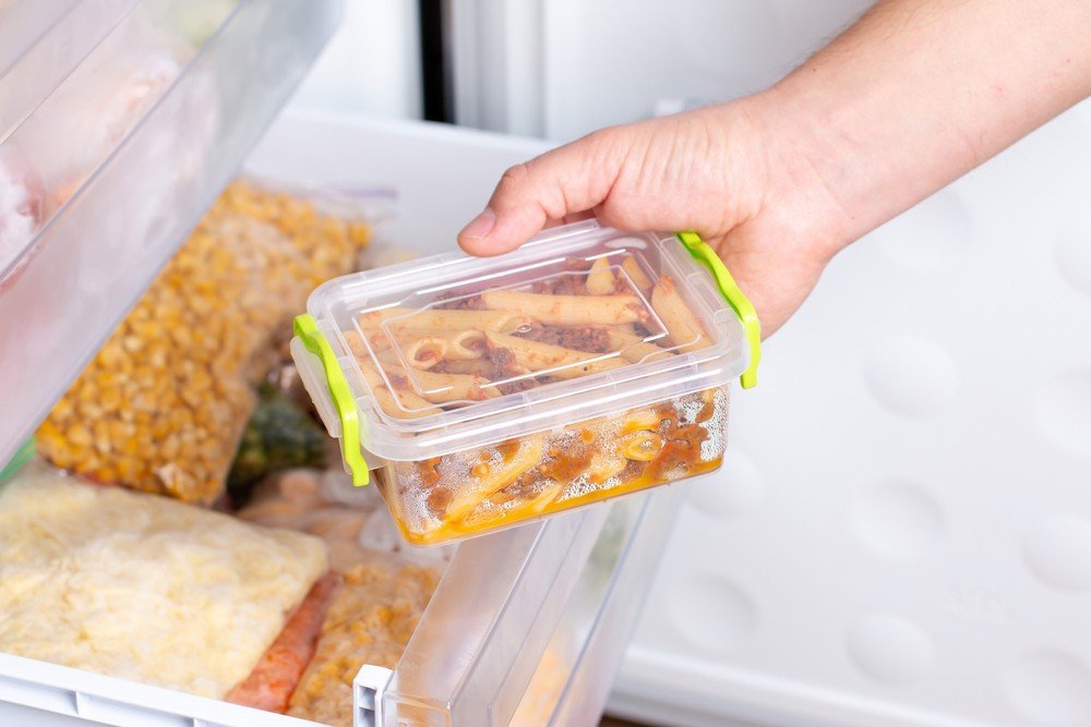 плов в контейнере. можно ли замораживать вареные макароны в морозилке. замороженные макароны японские готовая еда. можно ли замораживать вареные макароны в морозилке. емкость для заморозки бульона.