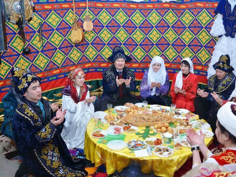 Kazakh traditions. Казахский дастархан традиция казахского народа. Традиция дастархан казахская традиция. Дастархан бата на казахском. Казахская традиция кудалык.
