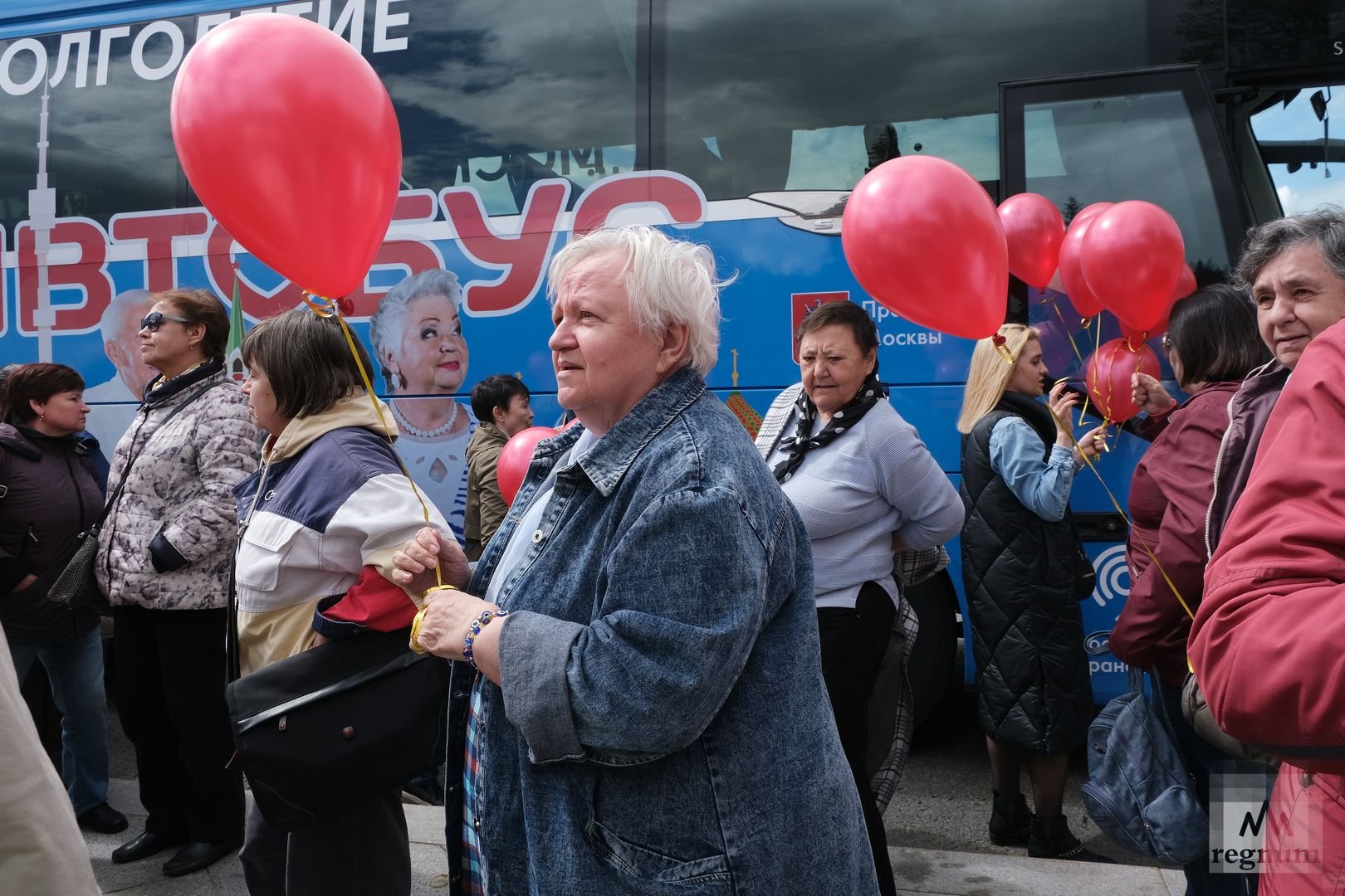 Долголетие добрый автобус. Добрый автобус для пенсионеров. Добрый автобус промоэкскурсии. Почетный пассажир. Подработка Иваново.