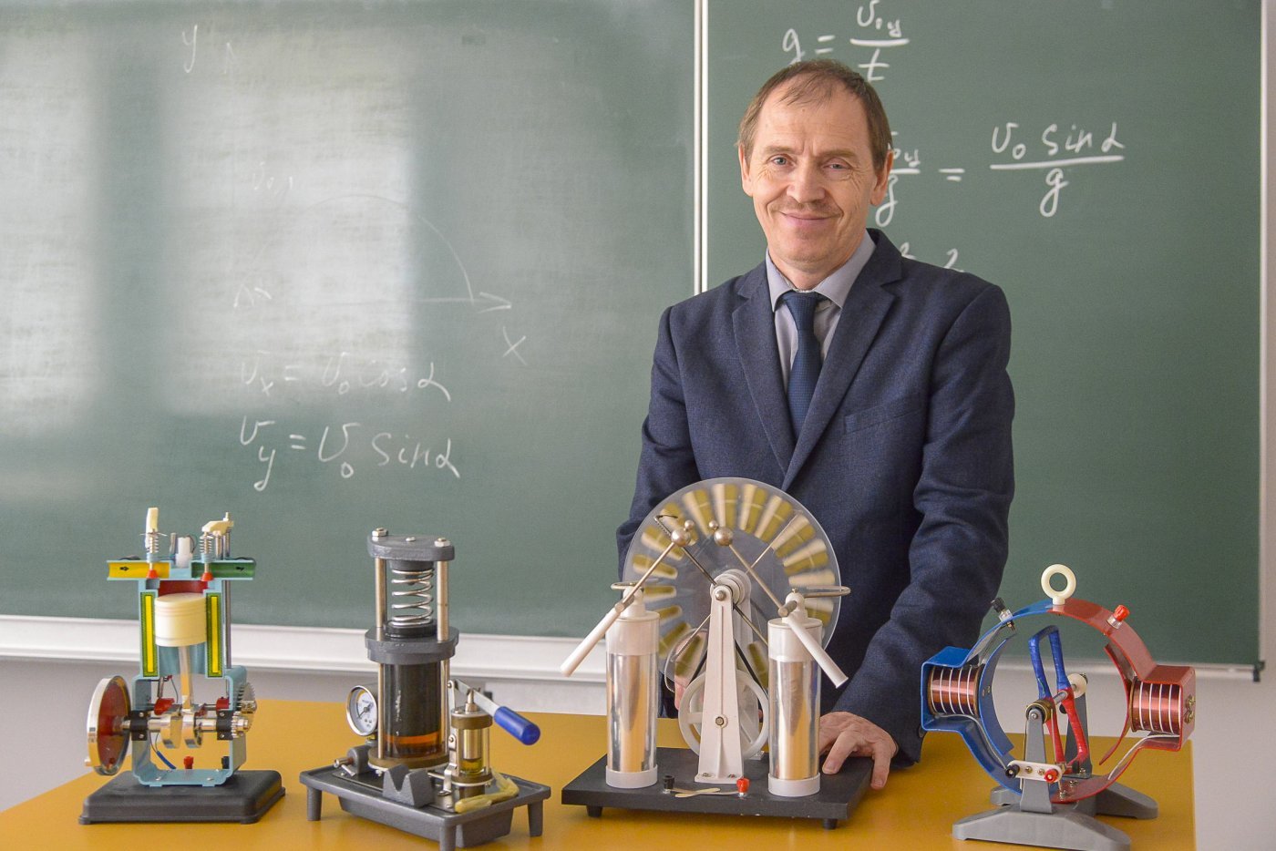 Учитель физики фото. Профессор в университете. Виктор павел андреевич уроки физики. Анищуков александр яковлевич учитель физики. Темы выступлений на мо учителей математики.