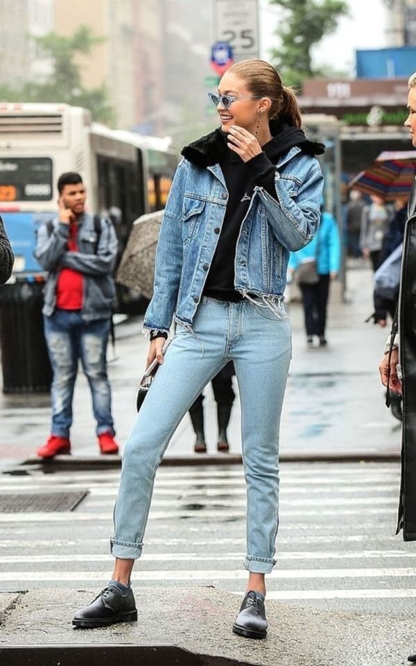 Голубые джинсы женские с чем носить. Джиджи Хадид стрит стайл 2023. Джиджи Хадид в джинсовке. Джиджи Хадид уличная мода.