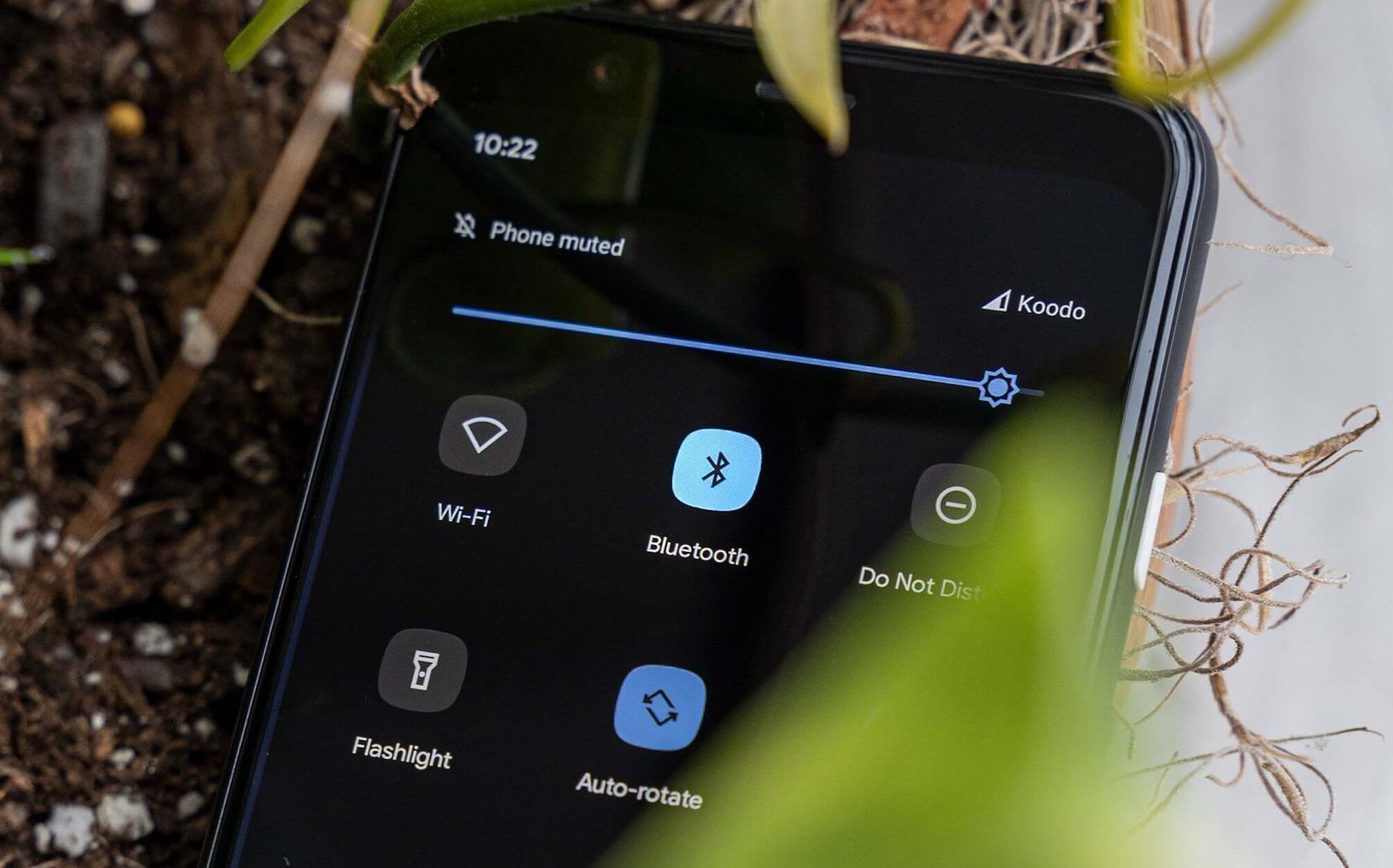 Проводные наушники также имеют отставание звука, но оно крайне мало по сравнению с беспроводными