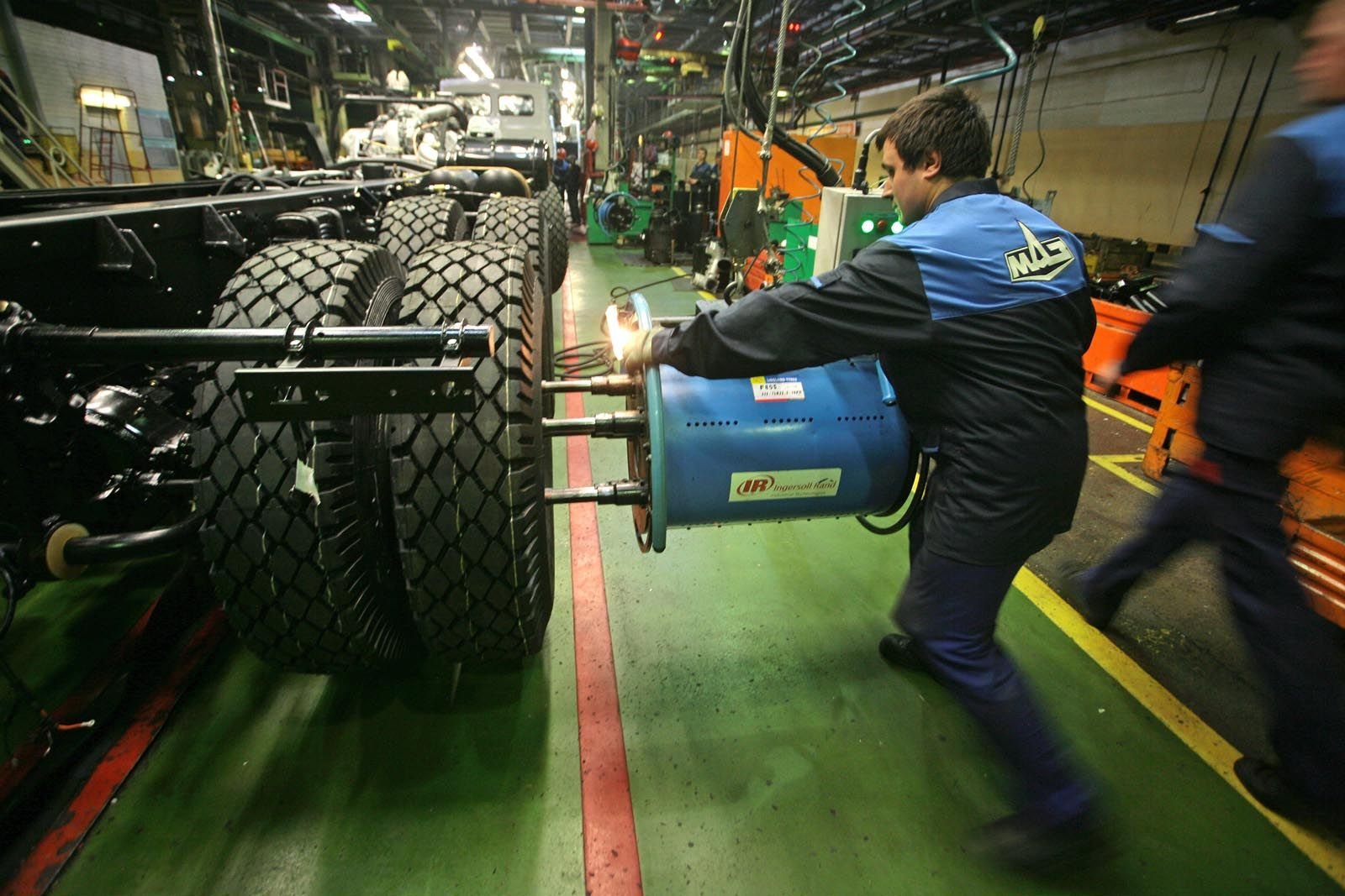 Минский автомобильный завод внутри. Автозавод маз беларусь. Машиностроении маз. Сборочный цех маз. Сборка маза.