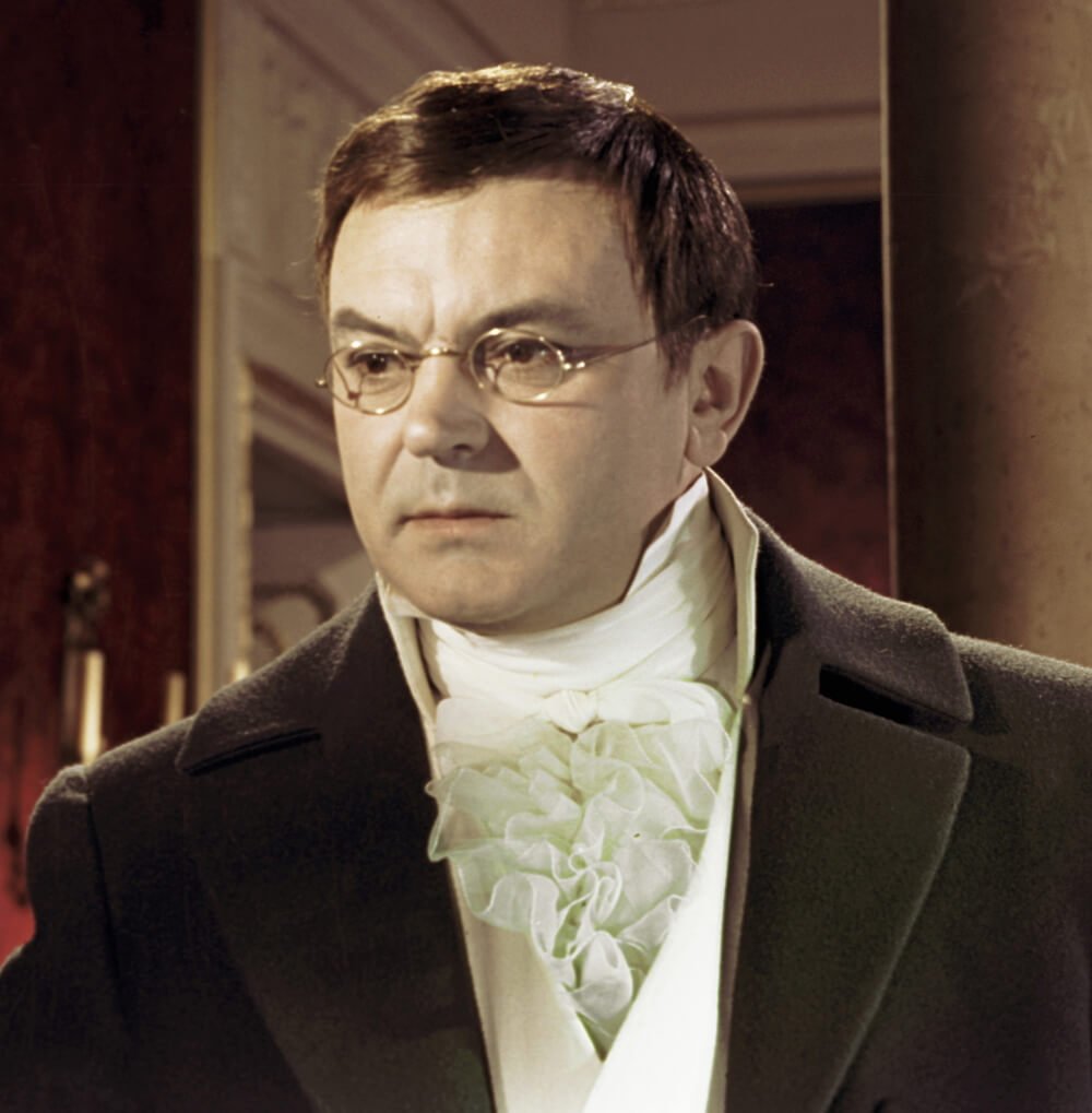 Пьер безухов возраст. Сергей Бондарчук Пьер Безухов. Пьер Безухов война и мир. Пьер Безухов война и мир Бондарчук. Пьер Безухов война и мир 1965.