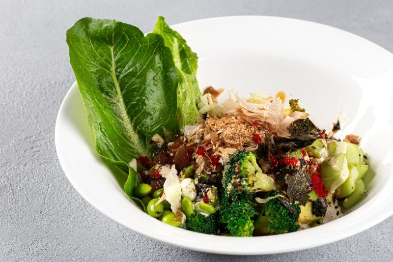 кофемания салат. цезарь кофемания. кофемания блюда. салат с лососем и свежими овощами. филадельфия нисуаз.