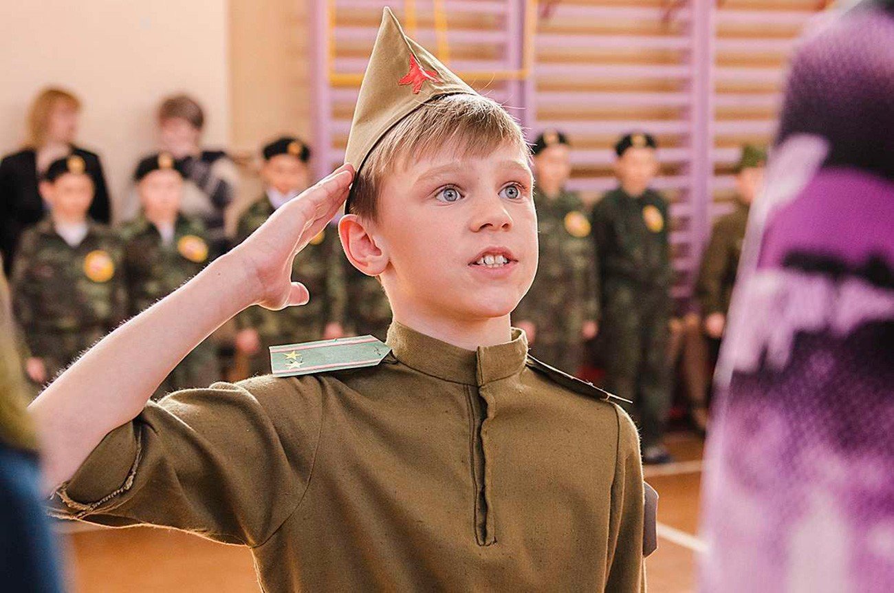 Военно патриотические уроки. Военно-патриотическое воспитание. Школьники в военной форме. Военно-патриотическое воспитание молодежи. Патриотическое воспитание в школе.