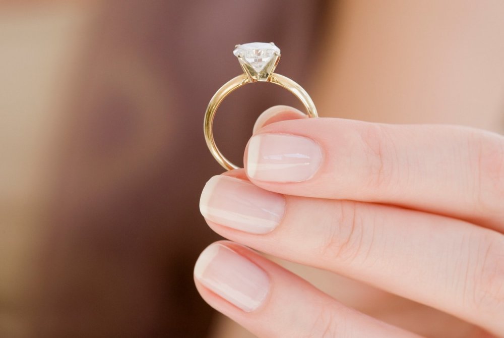 Красивое кольцо с бриллиантом на пальце