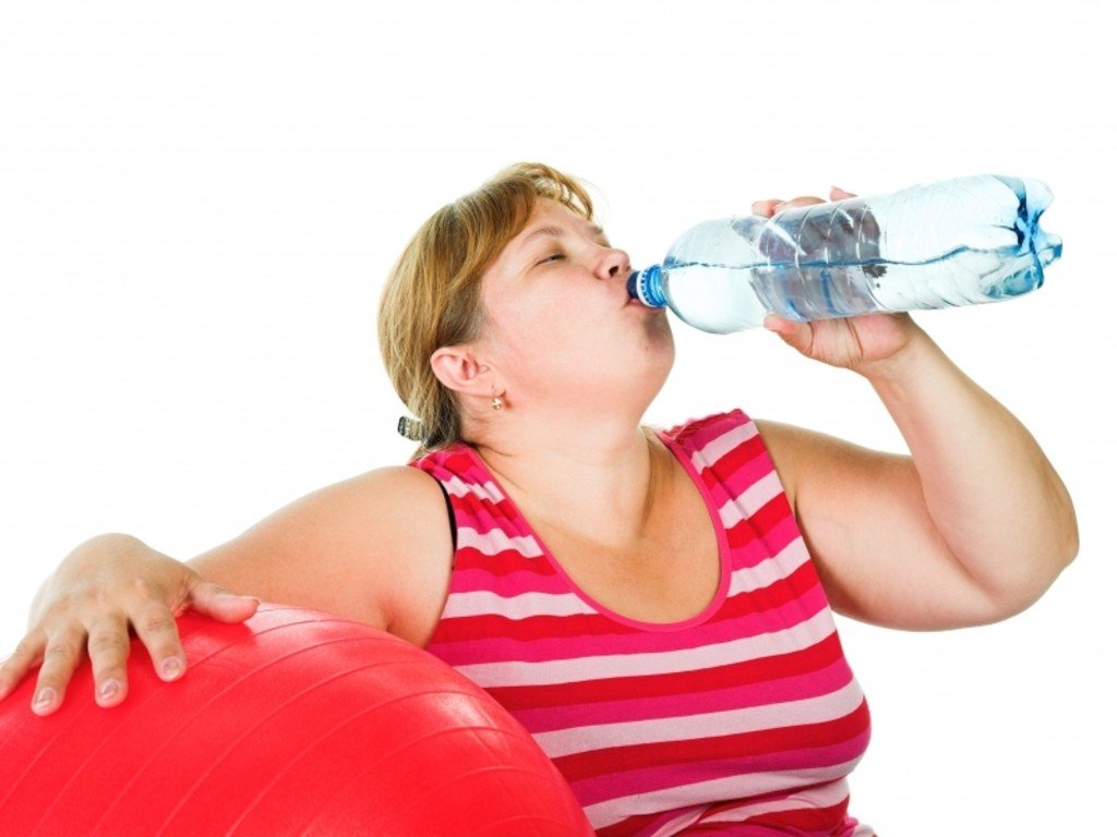 5 кг пью. Пить воду. Толстая пьет воду. Человек пьет воду. Толстая девушка пьет воду.