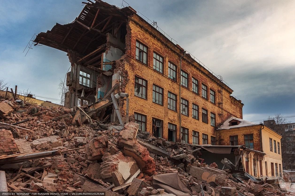 Разрушенное здание. Разрушенная школа. Разрушенное здание школы. Разрушенные здания в России.