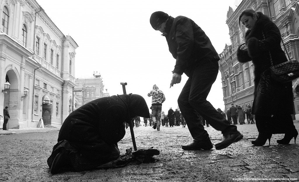 Дай бедному деньги. Подаяние нищему. Нищий у храма. Подачка нищим. Подаяние в церкви.