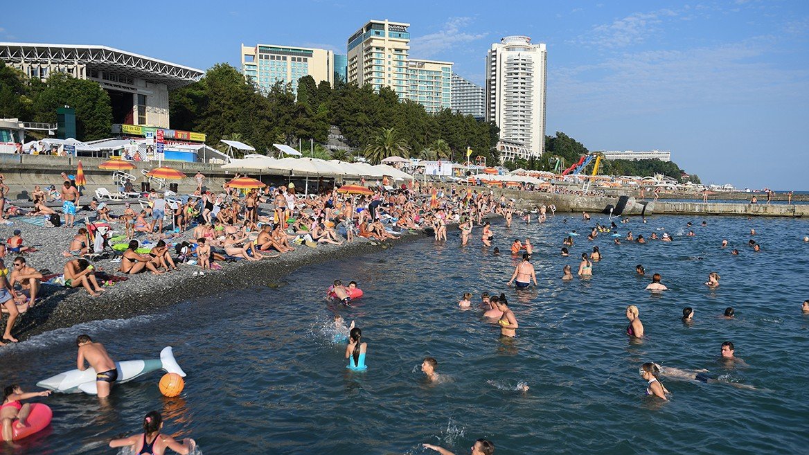 Российские курорты. Черное море курорт Сочи. Сочи летом пляж. Отдыхающие в Сочи. Пляж в центре города.