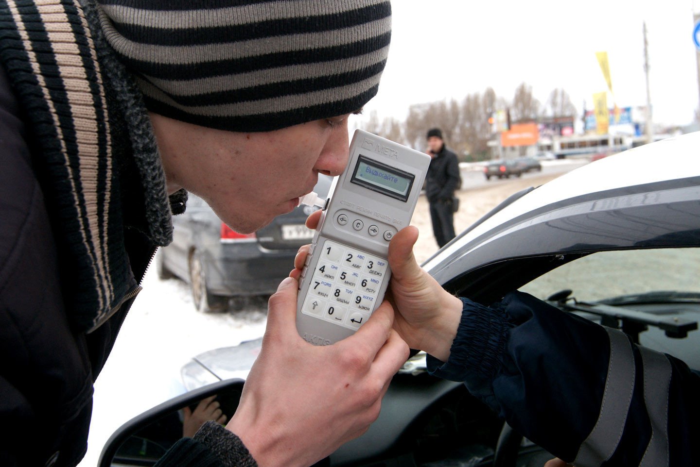 Медицинское освидетельствование водителей на состояние опьянения. Гаишник с алкотестером. Медосвидетельствование водителей. Алкотестер ГИБДД. Отказ от медосвидетельствования.