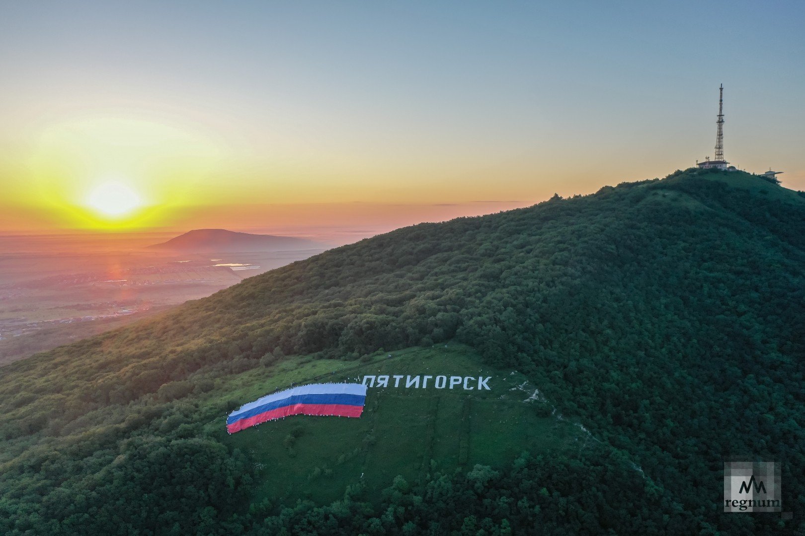 Прекрасно видна почти из любой точки пятигорска. Пятигорск Машук z. Склон горы Машук. Надпись Пятигорск на горе Машук. Машук Пятигорск 2021.