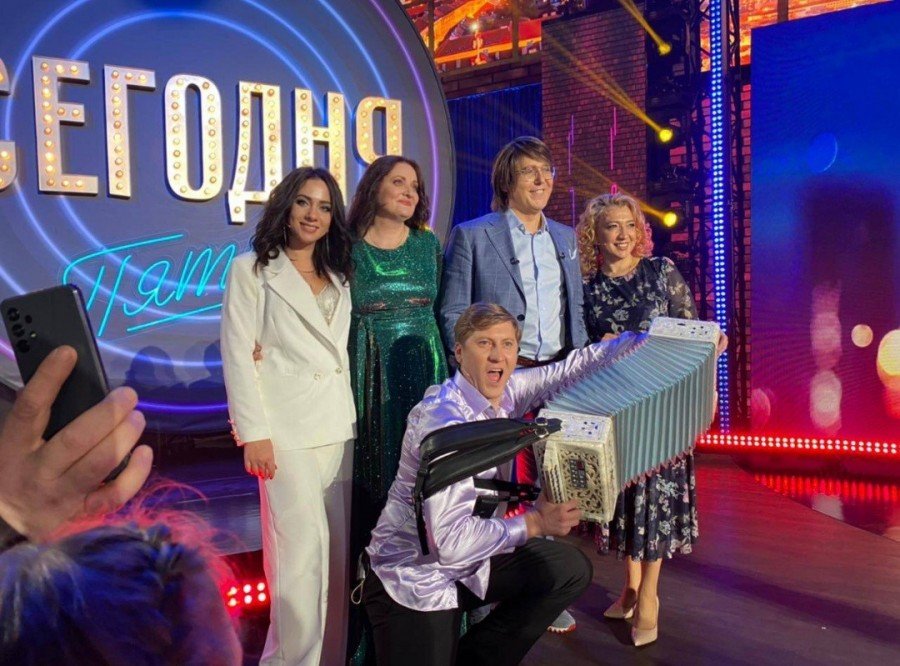 1 передачу сегодня. Песни от всей души передача с Малаховым.