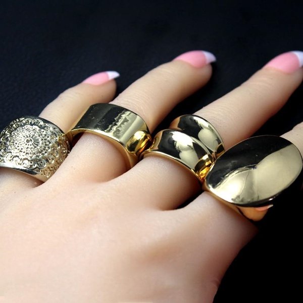Какие кольца золотые сейчас в моде для девушек