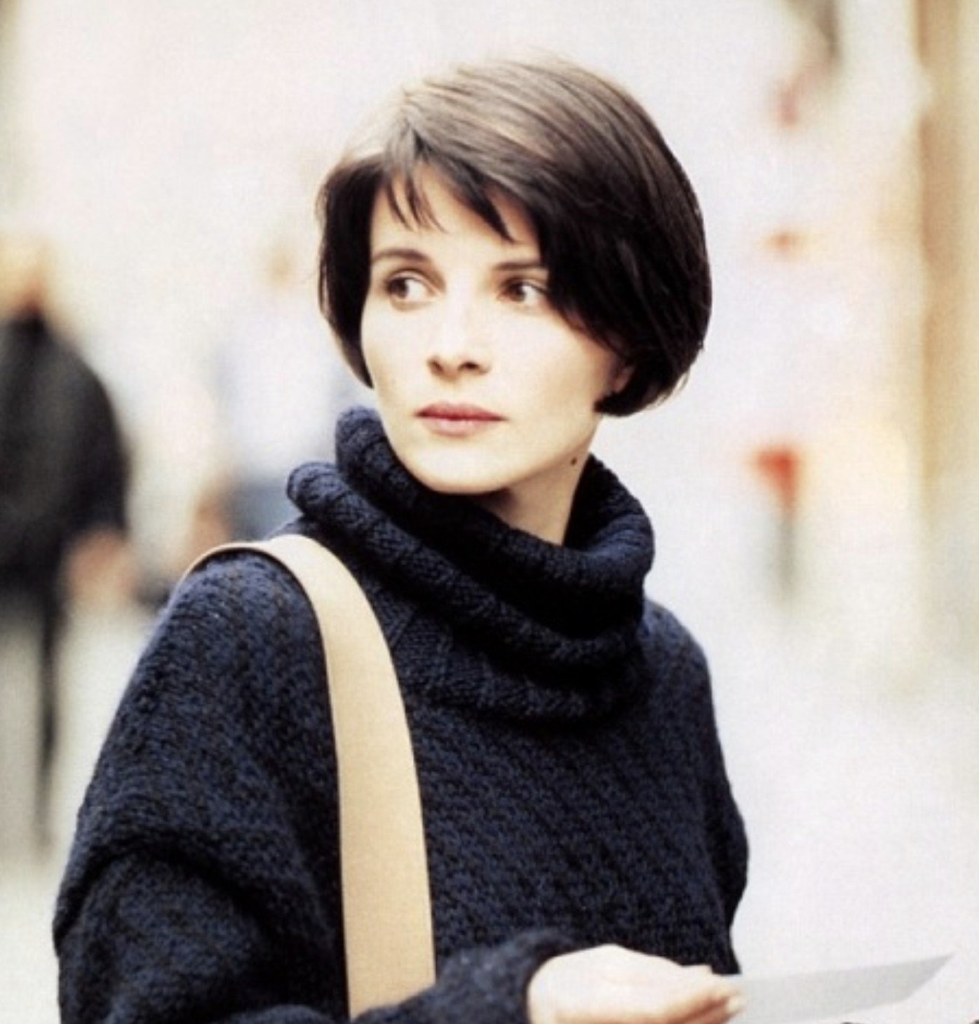 Маша не обратила внимания на молодого француза. Juliette Binoche. Жюльетт Бинош молодость. Жульетт Бинош в молодости. Жюльет Бинош стрижки.